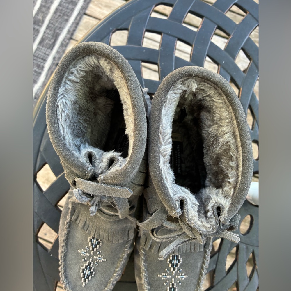 Manitoba Harvestor Gray Fringe Moccasin Boots fur Lining excellent preloved - Picture 10 of 11